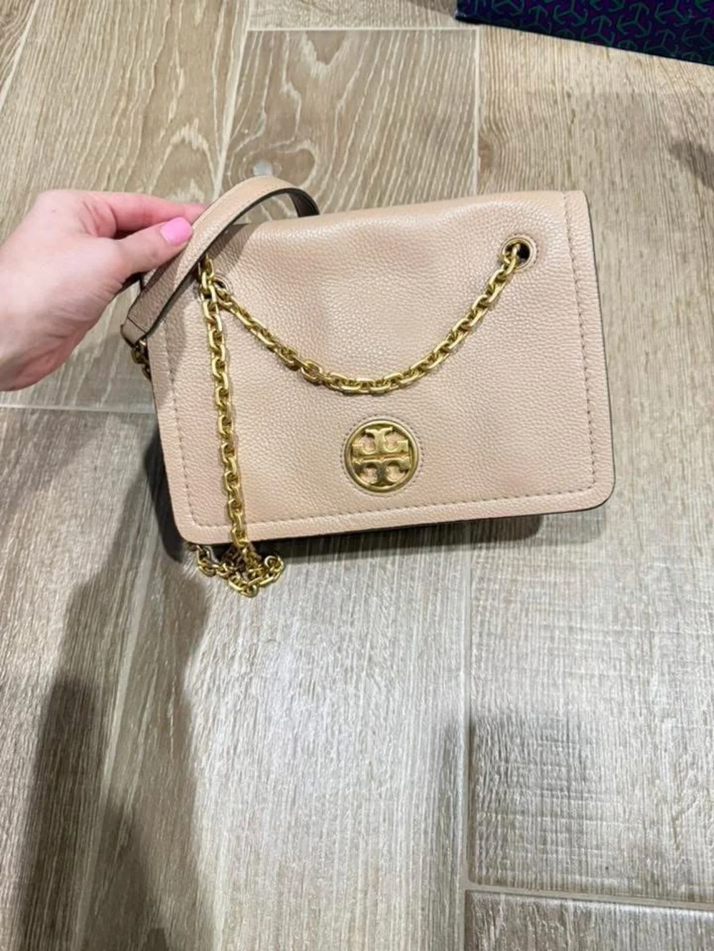 Tory Burch Beige Pebbled Leather Chain Shoulder Bag w/ Gold Logo. Style Carson.